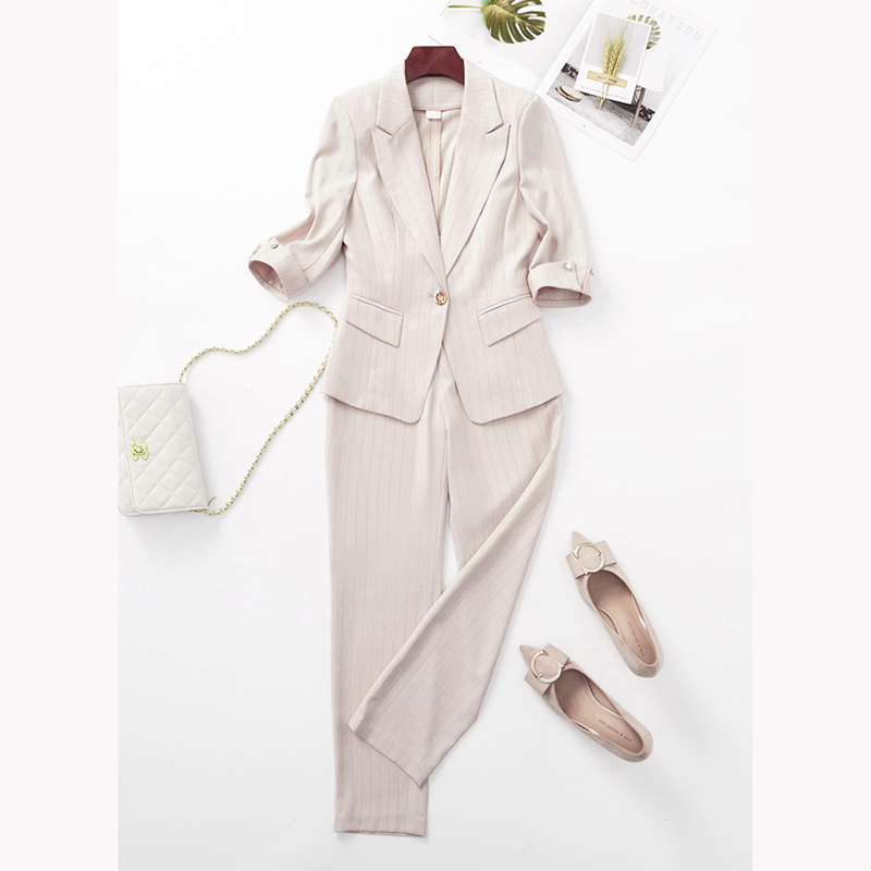 kudapy ชุดสูททำงานผู้หญิงสีดำ/สีขาว/สีเบจ แขนสามส่วนลายทางพร้อมกางเกง จุดเด่นของชุดนี้คือการออกแบบให้เป็นลายทางเพื่อเพิ่มสไตล์