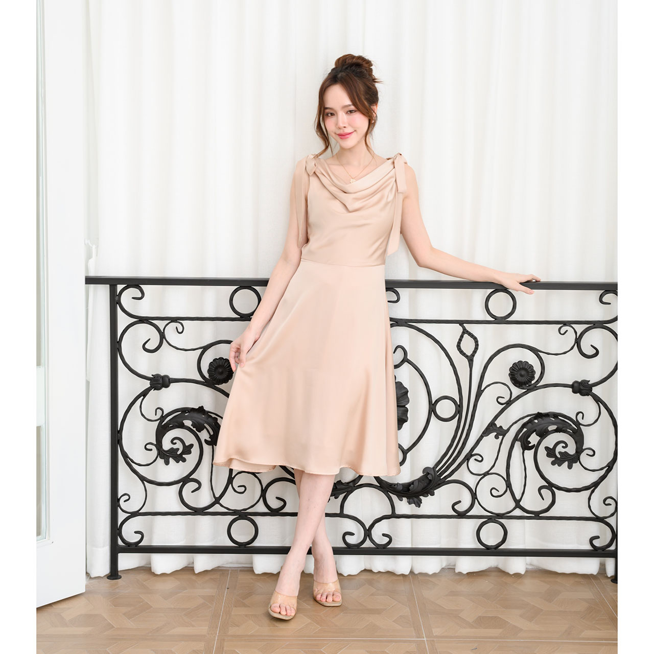 kudapy เดรสสั้นสีชมพู/สีแชมเปญ/สีกรม เพิ่มความหวานสไตล์สสาวพาสเทลด้วยสายโบว์ ช่วงกระโปรงทรงสวิงพริ้วสวยเล่นแสงเล่นไฟ