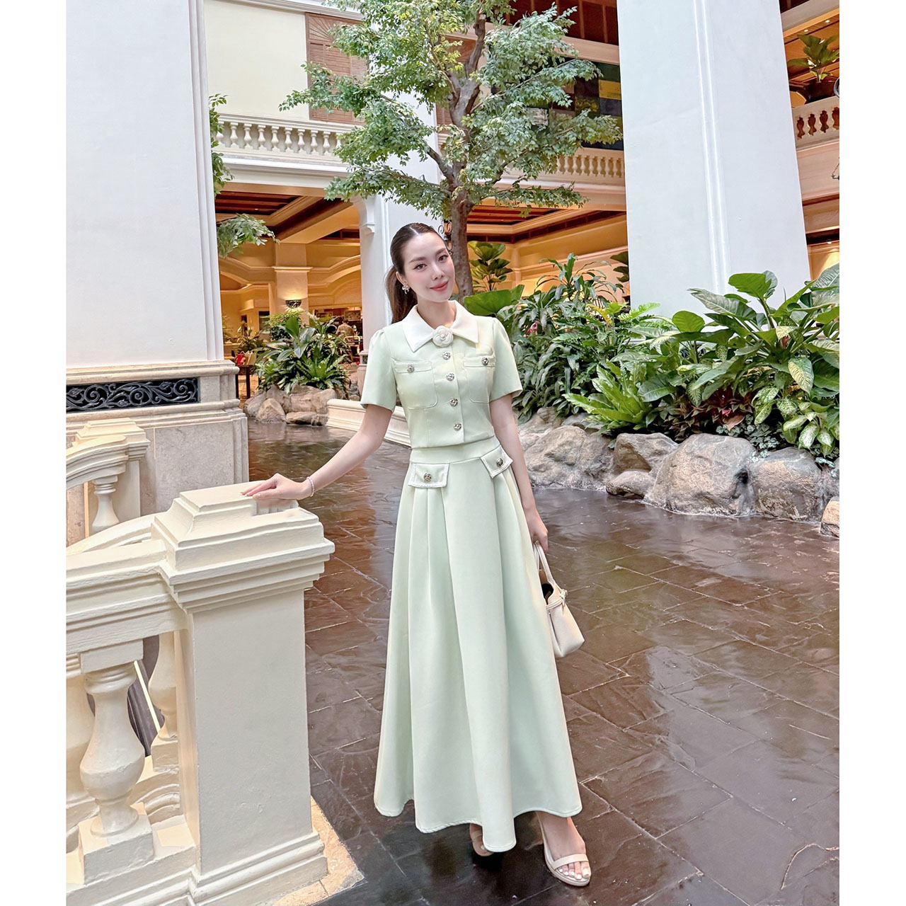 kudapy ชุดเซ็ทเสื้อทรงครอป กระดุมจริงรูปดอกไม้สีเงิน แต่งปกสีขาว มาพร้อมกับกระโปรงยาวซิปหลัง แต่งกระเป๋าหลอกด้านหน้า