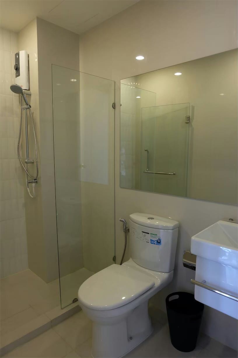 Life Asoke (ไลฟ์ อโศก) ให้เช่าห้องน่าอยู่เฟอร์ครบ MRT เพชรบุรี สอบถามแอด Line ID : Smile-easy