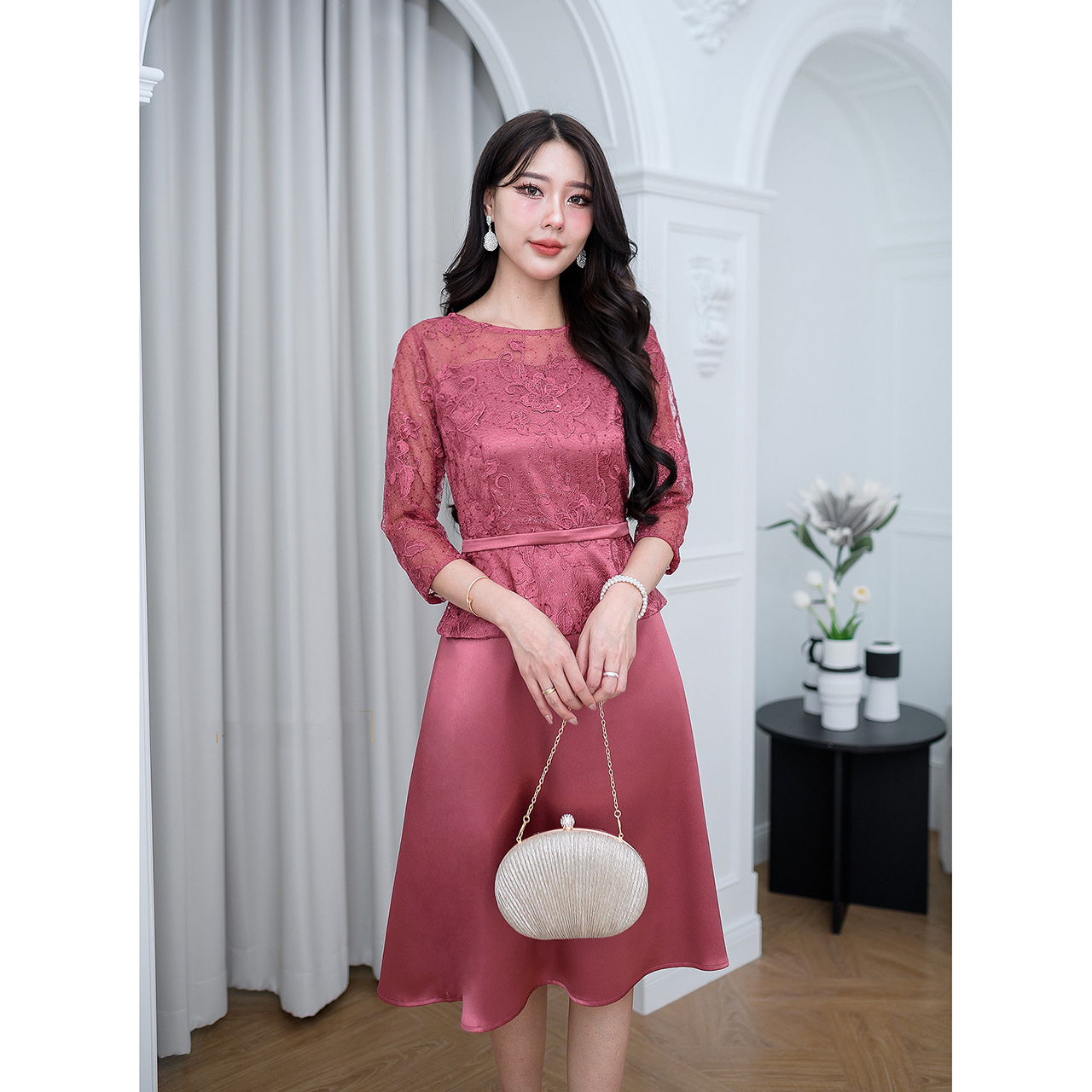 kudapy เดรสสั้นสีแดงอมชมพู/สีน้ำตาล กระโปรงเป็นผ้าเงาพริ้วสวย ตัวเสื้อเป็นผ้าลูกไม้ใยบวบปักดอกไม้ลายสวย ดีเทลเข็มขัดเป็นผ้าเย็บติดสำเร็จให้