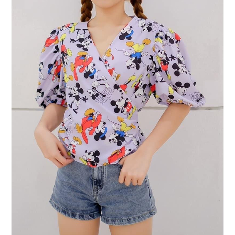 kudapy เสื้อพิมพ์ลายมิกกี้เม้าส์สีม่วง ทรงป้ายคอV งานน่ารัก มีสายข้างเอว