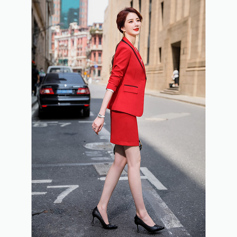 kudapy ชุดสูททำงานผู้หญิงสีแดง แต่งขอบดำพร้อมกระโปรง จุดเด่นของเสื้อตัวนี้คือการแต่งขอบตัวเสื้อสีดำรุ่นนี้เน้นเป็นสีสุภาพเรียบง่าย