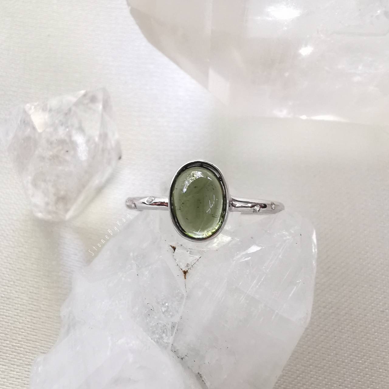 แหวนเงินสะเก็ดดาวโมดาไวต์(Moldavite)