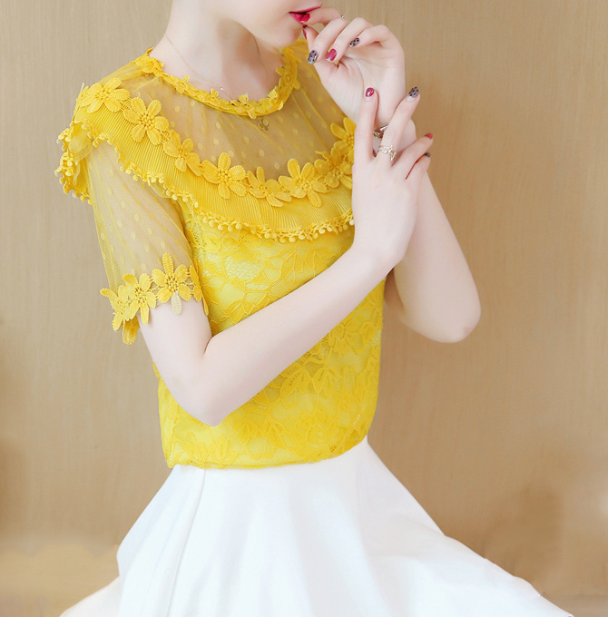 เสื้อลูกไม้สีเหลือง ผ้าลูกไม้เนื้อนิ่มมากๆๆ ยืดหยุ่นได้ดีค่ะ