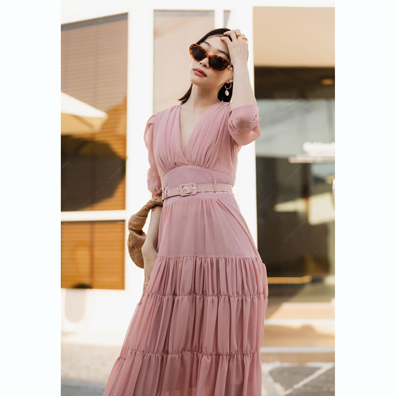 kudapy เดรสยาวคอวีแขนสั้นสีแดง/สีชมพู/สีขาว จับจีบต่อกระโปรงเย็บเป็นชั้นๆๆ แถมเข็มขัด มีซับทั้งชุด