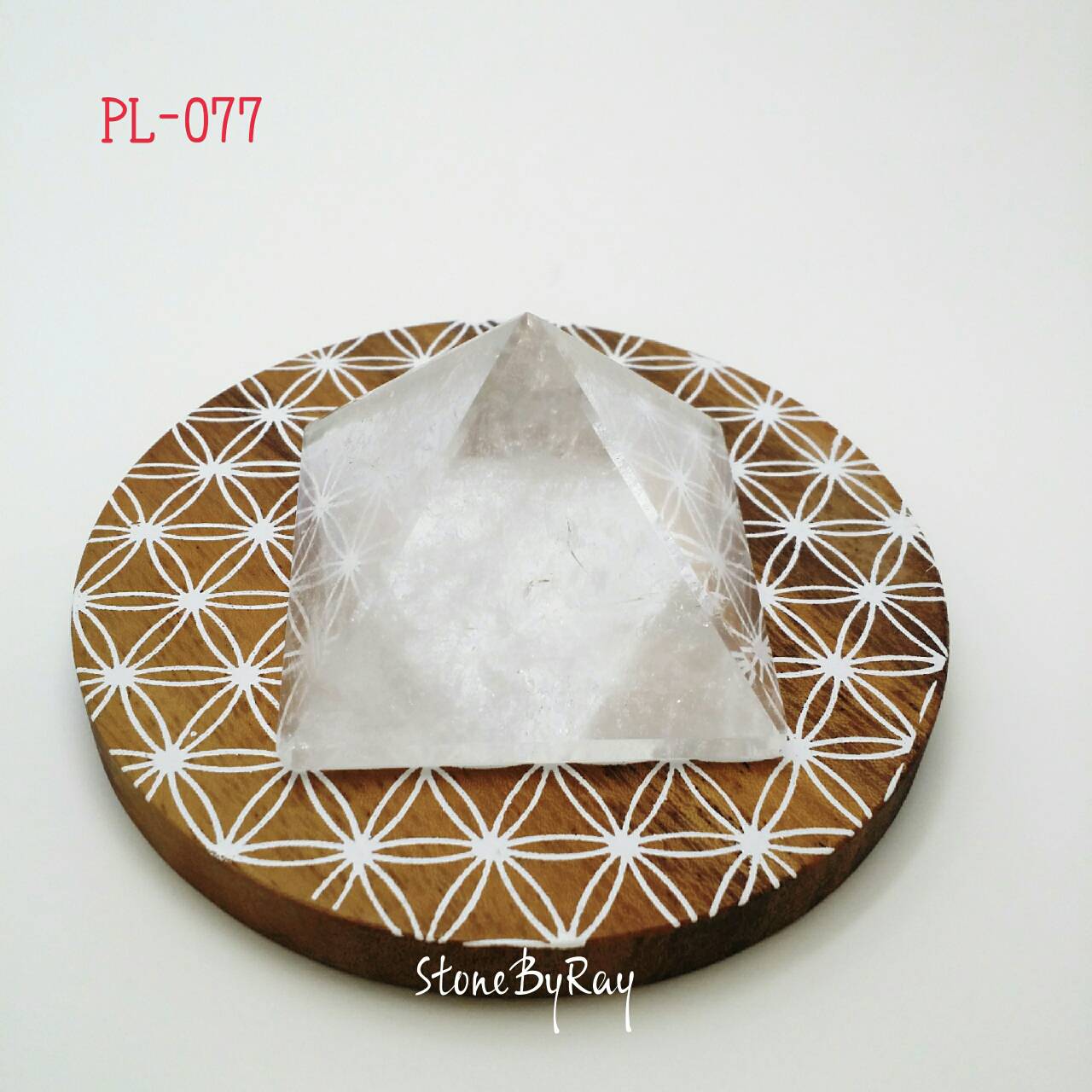 หินคริสตัลควอตซ์เจียรทรงพีระมิด PL-077