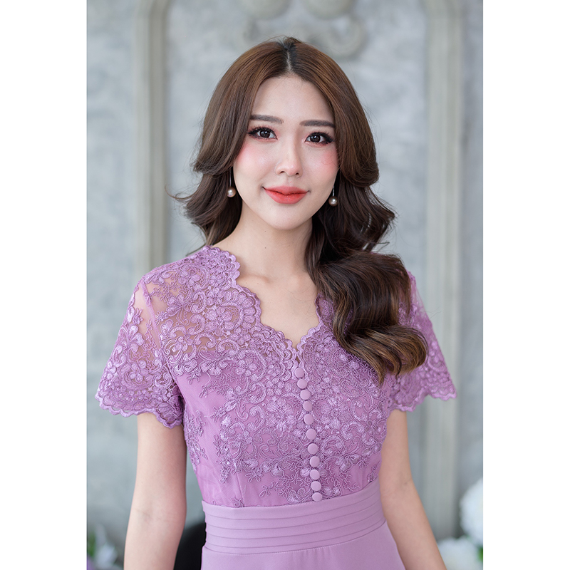 kudapy เดรสสีชมพูอ่อนหม่น/สีเขียวอมฟ้า/สีม่วง ดีไซน์แบบสวยดูแพงมาก เป็นการออกแบบผสมผสานผ้าลูกไม้ปักเงาเล่นเชิงผ้าช่วงคอและชายแขนเสื้อ