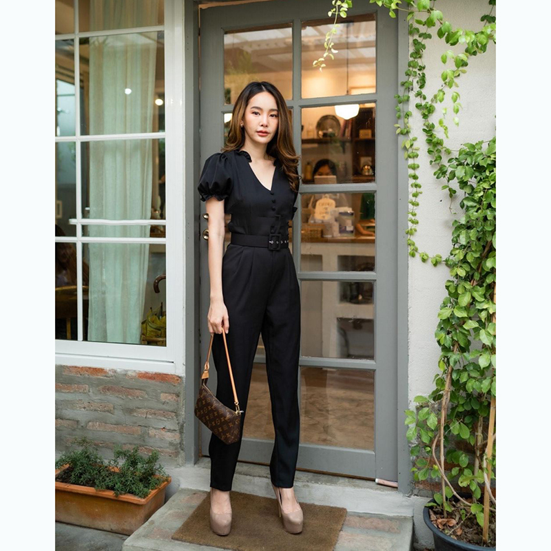 kudapyจั๊มสูทขาสั้นสีดำ/น้ำตาล ทรงเป๊ะมากๆ ค่ะรุ่นนี้ ผ้าเนื้อดีทิ้งตัว แต่งดีเทลคอจีบ ระบายรอบ จั๊มปลายแขน