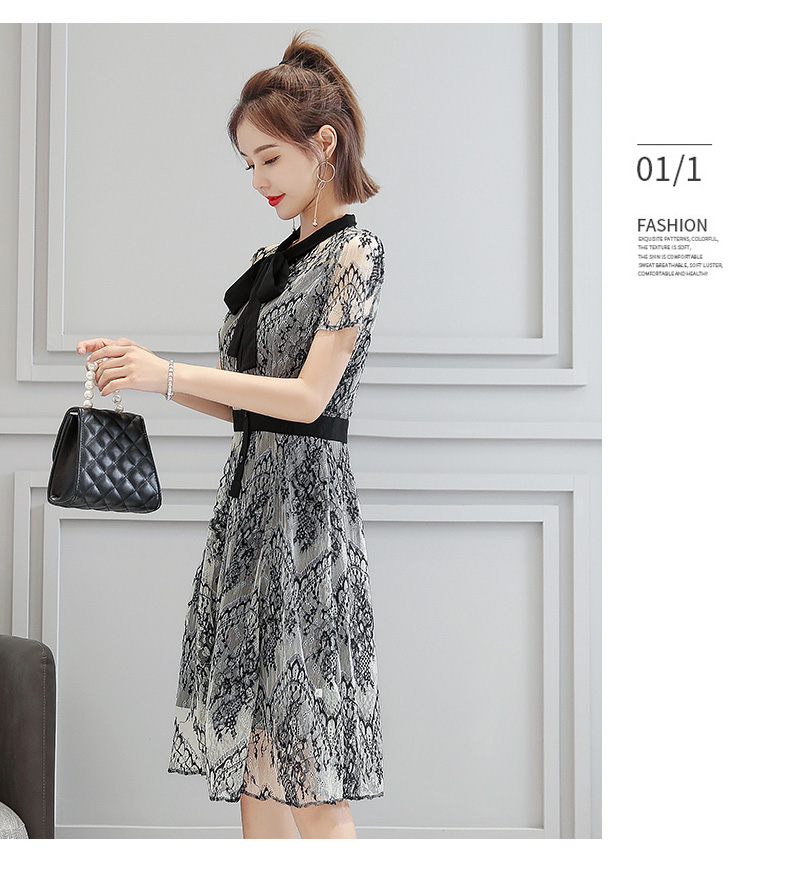 ชุดเดรสพื้นสีขาวครีมทอลายเส้นสีดำ แต่งโบวผูกด้านหน้า ผ้าลูกไม้เนื้อนุ่มากๆๆ ซิบหลังอย่างดี