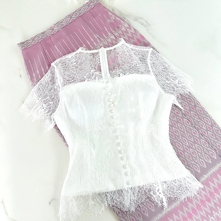 kudapy เสื้อลูกไม้คอหยักสีขาว+ผ้าถุงสีชมพู ผ้าไหมฝรั่งเศส เนื้อนิ่ม เสริมฟองน้ำที่อก มีซับใน 2 ชั้น อย่างดี มีซิปซ่อนหลัง ทรงสวยเข้ารูป