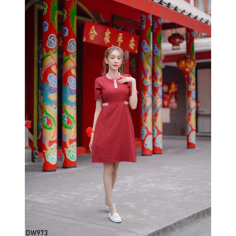 kudapy เดรสสั้นสีแดงสีดำ/สีน้ำตาล คอกลมแต่งกระดุม ใส่ไปงานตรุษจีน ใส่ทำงาน สวยดูดีน่ารัก