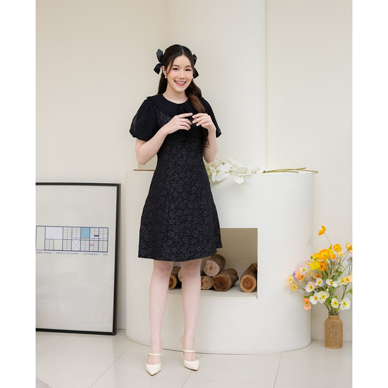 kudapy เดรสสั้นสีชมพู/สีขาว/สีดำ ผ้านูนลายดอกแขนตุ๊กตา งานซิปซ่อนด้านหลัง ใส่สวยไม่ซ้ำ