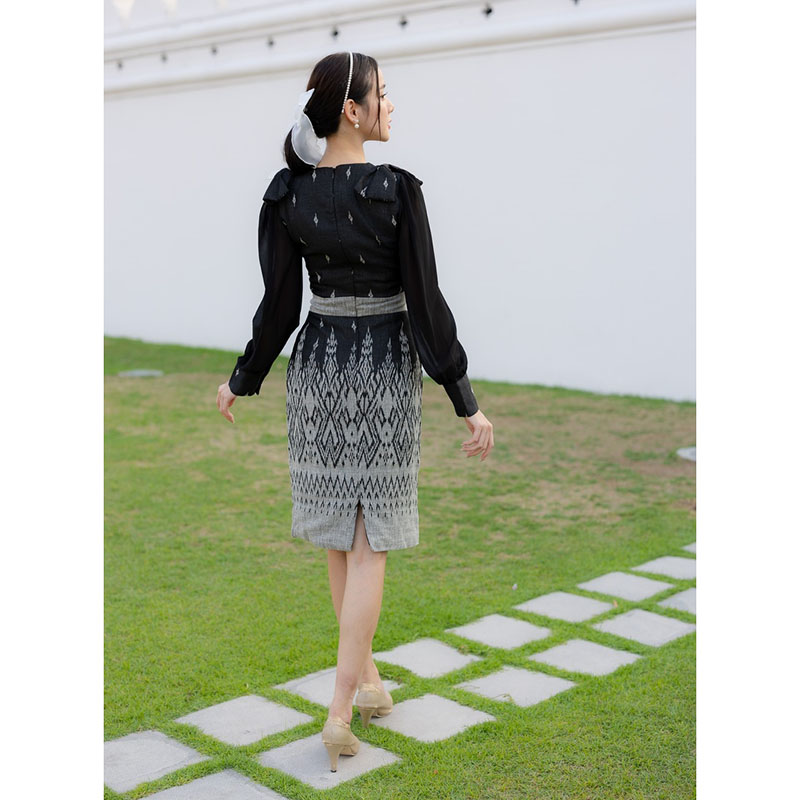 kudapy เดรสสั้นสีดำ งานผ้าทอลายไทย แต่งโบว์สองข้าง ลายสวย ใส่ออกงาน ไปทำงานได้ในหลายโอกาส