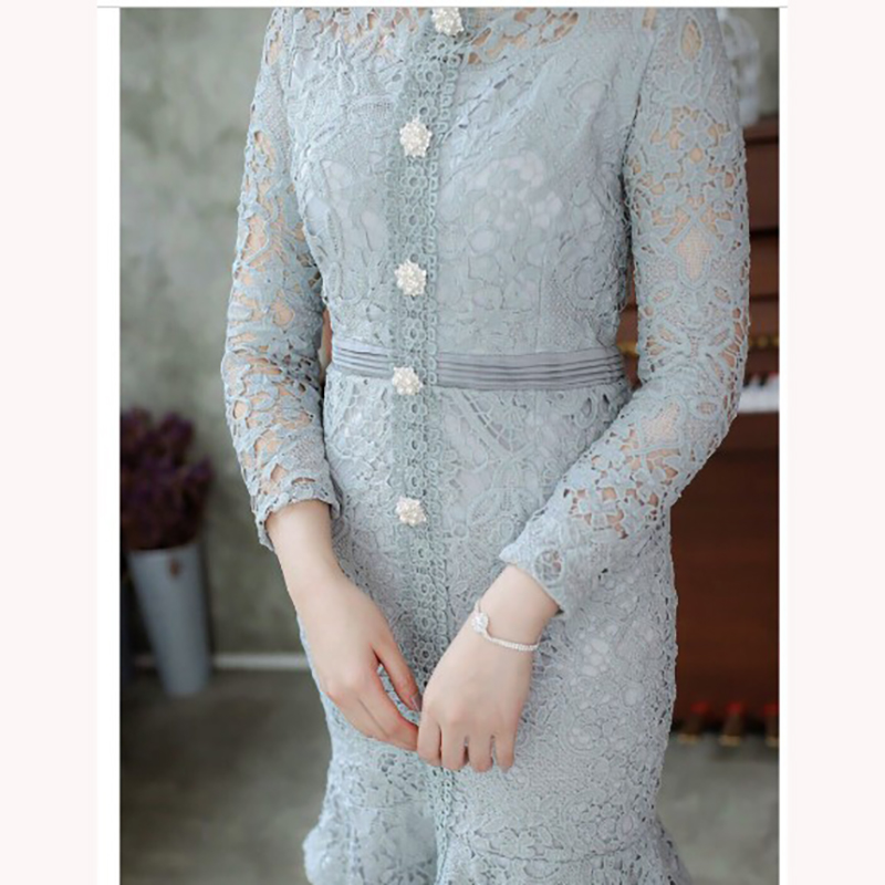 kudapy เดรสสั้นสีเทา ลูกไม้แขนยาว แต่งกระดุมหลอกด้านหน้าชุดสวยๆ กระโปรงระบายชาย ผ้าลูกไม้ลายสวย ยืดหยุ่นได้ มีซับในในตัว