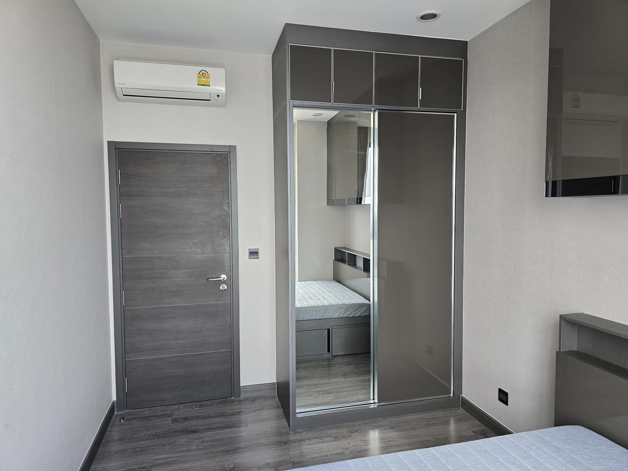 สนใจชมห้องติดต่อได้เลย Line ID: Smile-easy ปล่อยเช่าคอนโด Urbano Rajavithi (เออร์บาโน ราชวิถี) - 2ห้องนอน 2ห้องน้ำ 1ห้องนั่งเล่น - ใกล้ MRT สิรินธร - ขนาดห้อง 65 ตรม. ชั้น 16