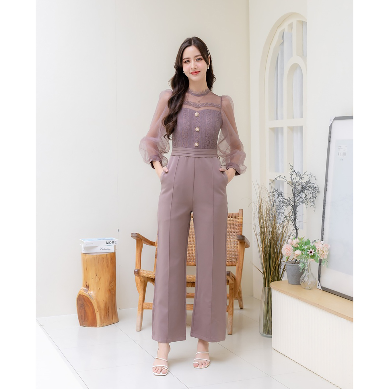 kudapy จั้มสูทกางเกงขายาว แต่งผ้าชีฟอง คอกลมทรงสูง ใส่ไปทำงานได้ลุคคุณหญิงคุณใจ