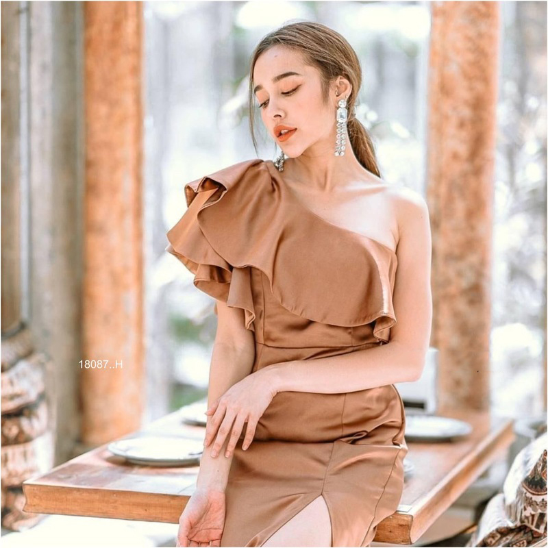 kudapy Maxi Dress แม็กซี่เดรสยาวสีกรม/สีชมพู/สีน้ำตาล/สีเทา/สีแดง ชุดออกงาน เดรสไหล่เบี่ยง ระบาย งานซิปหลัง ผ้าซาร่าเงา