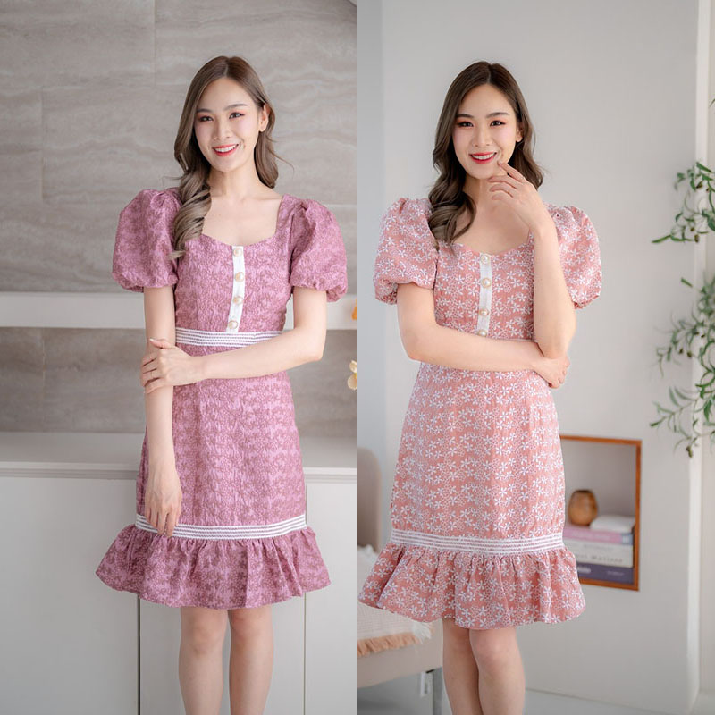 kudapy เดรสสั้นสีชมพู/สีขาว ผ้าอัดลายลูกไม้แต่งแขนตุ๊กตา ทรงเข้ารูป เบบี้ดอลสไตล์สาวเรียบร้อย ดีเทลเนี้ยบ