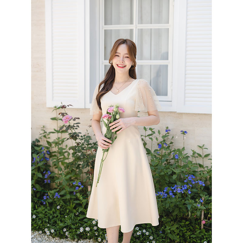 kudapy เดรสสั้นสีชมพู/สีครีม ดีไซน์เพื่อเอาใจสาวหวาน ช่วงเสื้อเป็นคอวีกว้างแต่ไม่ลึกเกินไป เดรสกระโปรงบานพลิ้วๆ แขนเสื้อเป็นทรง Bell ทำด้วยผ้าโปร่งแต่งลูกปัดมุกละมุนสุดๆ