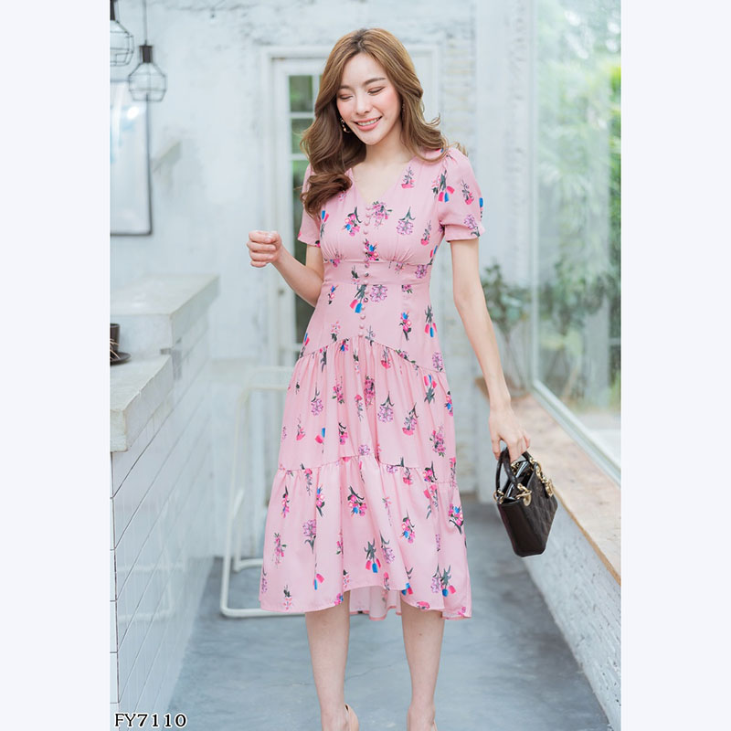 kudapy เดรสยาวสีชมพู,ขาว แต่งกระดุมลายดอกสวยดูดี