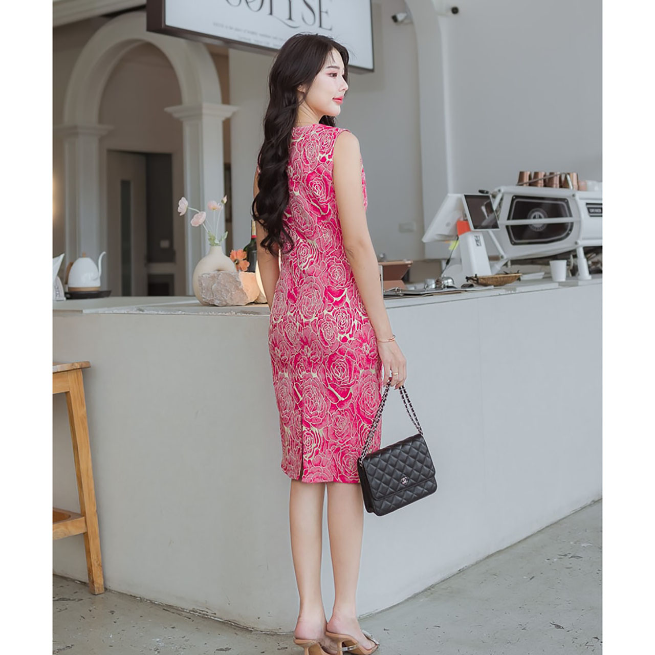 kudapy เดรสสั้นผ้าไหมทอลาย สีชมพูสด กลึงนูน ลายดอกกุหลาบ วาดลายทอง