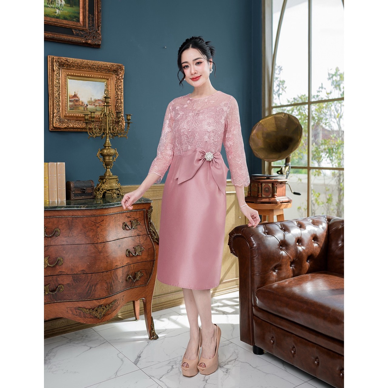 kudapy เดรสผ้าไหมลูกไม้ใยบวบ ตัวผ้าไหมช่วงกระโปรงอัดกาวผ้าให้อย่างดี ช่วงตัวเสื้อเป็นงานผ้าลูกไม้ใยบวบปักลายดอกไม้สวย