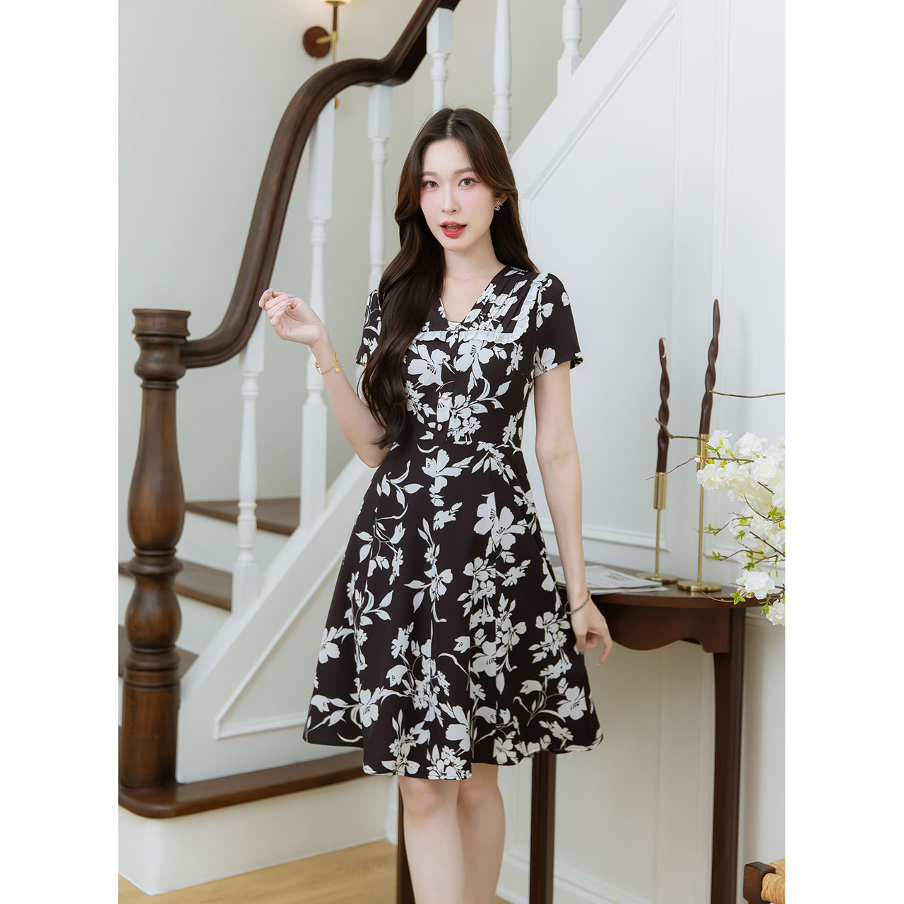 kudapy เดรสลายดอก มีดีเทลตีเกล็ดแต่งผ้าปักช่วงคอ ช่วงอกเป็นกระดุมแต่ง กระโปรงเย็บหลายชิ้นต่อกัน