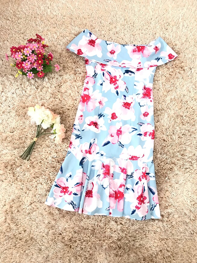 ชุดเดรสออกงานโทนฟ้า เดรสเปิดไหล่ทรงเข้ารูป ผ้าโพลีเอสเตอร์ผสม พื้นสีฟ้า พิมพ์ลายดอกไม้โทนสีชมพูแดง
