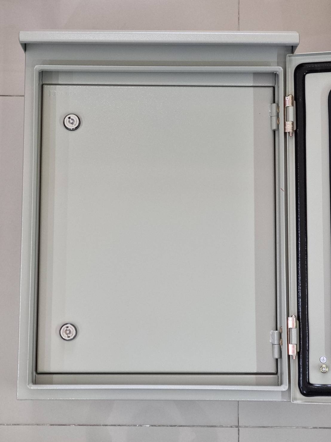 ตู้คอมบายเนอร์สำหรับระบบโซล่าเซลล์เบรกเกอร์กันดูด AC-DC combiner box 2string RCBO (CNC) ขนาด 10-20kw 3phase ongrid system (ตู้กระจกสองชั้นกันน้ำแบบมีหลังคา)