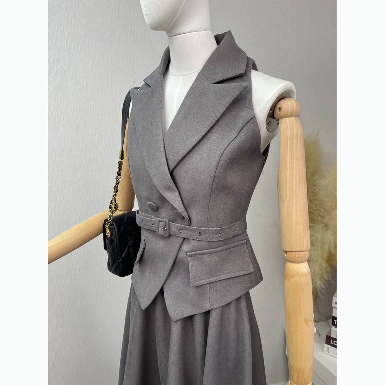 kudapy เซ็ทเสื้อแขนกุดทรงเข้ารูปมาพร้อมกับกระโปรงทรงยาว วเสื้อเก็บทรงเข้ารูปสวย กระดุมปั้มติดได้จริง2เม็ด แต่งกระเป๋าหลอกซ้ายขวา