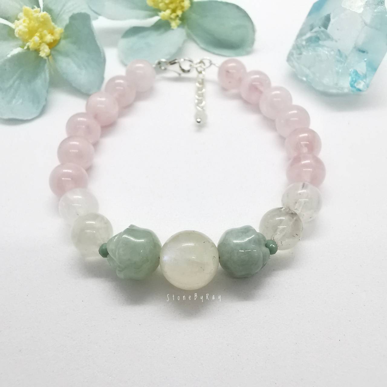 สร้อยข้อมือหินหยกกับโรสควอตซ์และมูนสโตน