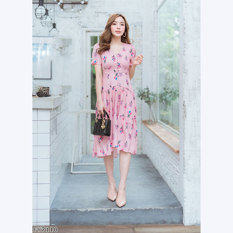 kudapy เดรสยาวสีชมพู,ขาว แต่งกระดุมลายดอกสวยดูดี