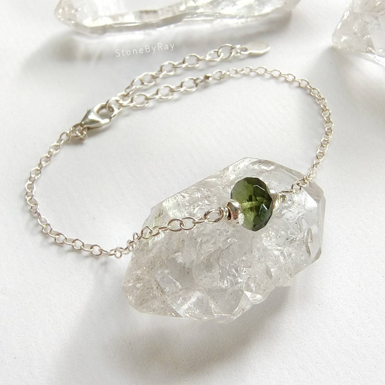สร้อยข้อมือเงินสะเก็ดดาวโมดาไวต์ Moldavite