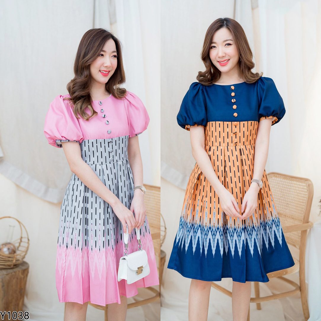 kudapy เดรสสั้นผ้าไทยคอเหลี่ยมสีชมพู/สีกรมท่า แขนตู้กตายกสูง เอวมีเข็มขัดรัดเข้ารูป ซิบหลัง