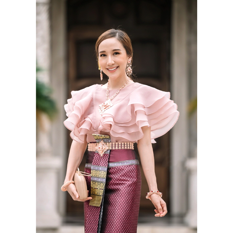 kudapy เสื้อไปงาน ผ้าแก้วคอปาดแคบสีชมพูกะปิ/สีเทา แต่งระบายช่วงแขนเป็นทรงหน้าอก V Shape ระบาย 4 ชั้นสวยหรูมากๆค่ะรุ่นนี้ ขายดีสุดๆ