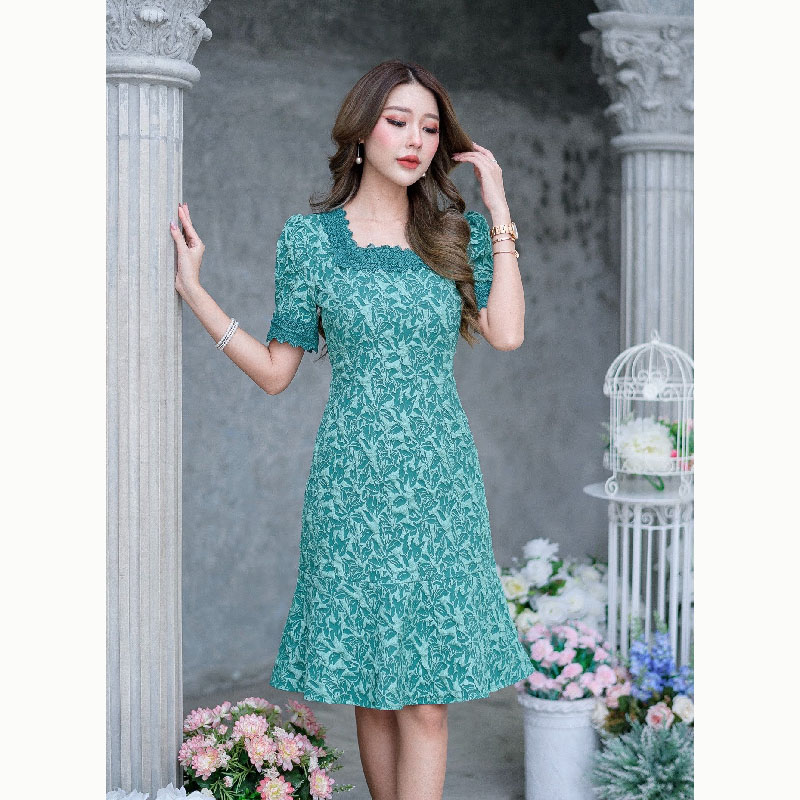 kudapy เดรสสั้นสีฟ้า/สีเขียว ทรงชายระบาย ดีเทลมีการตกแต่งคอและชายแขนด้วยลูกไม้คุณภาพดี