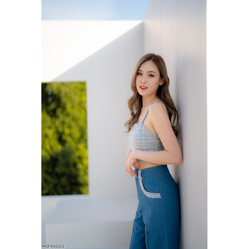 kudapy ชุด Set เสื้อ Crop สายเดี่ยวผ้าทวิตสีฟ้า มาพร้อมกางเกงยีนส์แฟชั่นทรงกระบอกแต่งผ้าทวิตปลายกางเกง