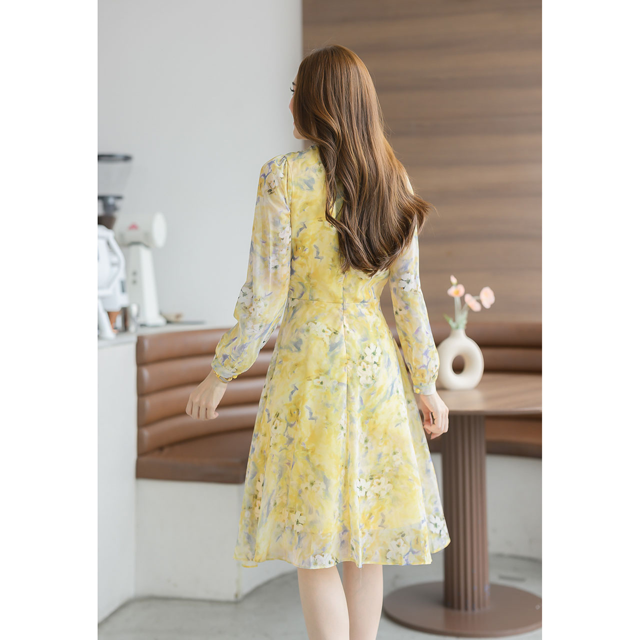 kudapy เดรสสั้นสีโทนฟ้าดอกม่วง/สีโทนเหลือง ชีฟองลายดอก เป็นเดรสแขนยาว ช่วงอกมีดีเทลตีเกล็ดกระดุมหน้า