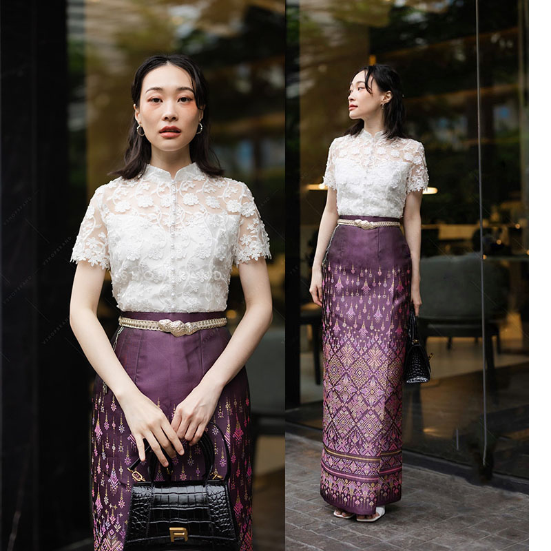kudapy ชุดเซทลูกไม้ปัก 3D ดอกลอย ยกนูน สวยมาก คอจีน ซับใน 2 ชั้น อย่างดี แต่งมุขเรียงยาวถึงชายเสื้อ ซิปหลัง มาพร้อมกับผ้าถุงสำเร็จรูป
