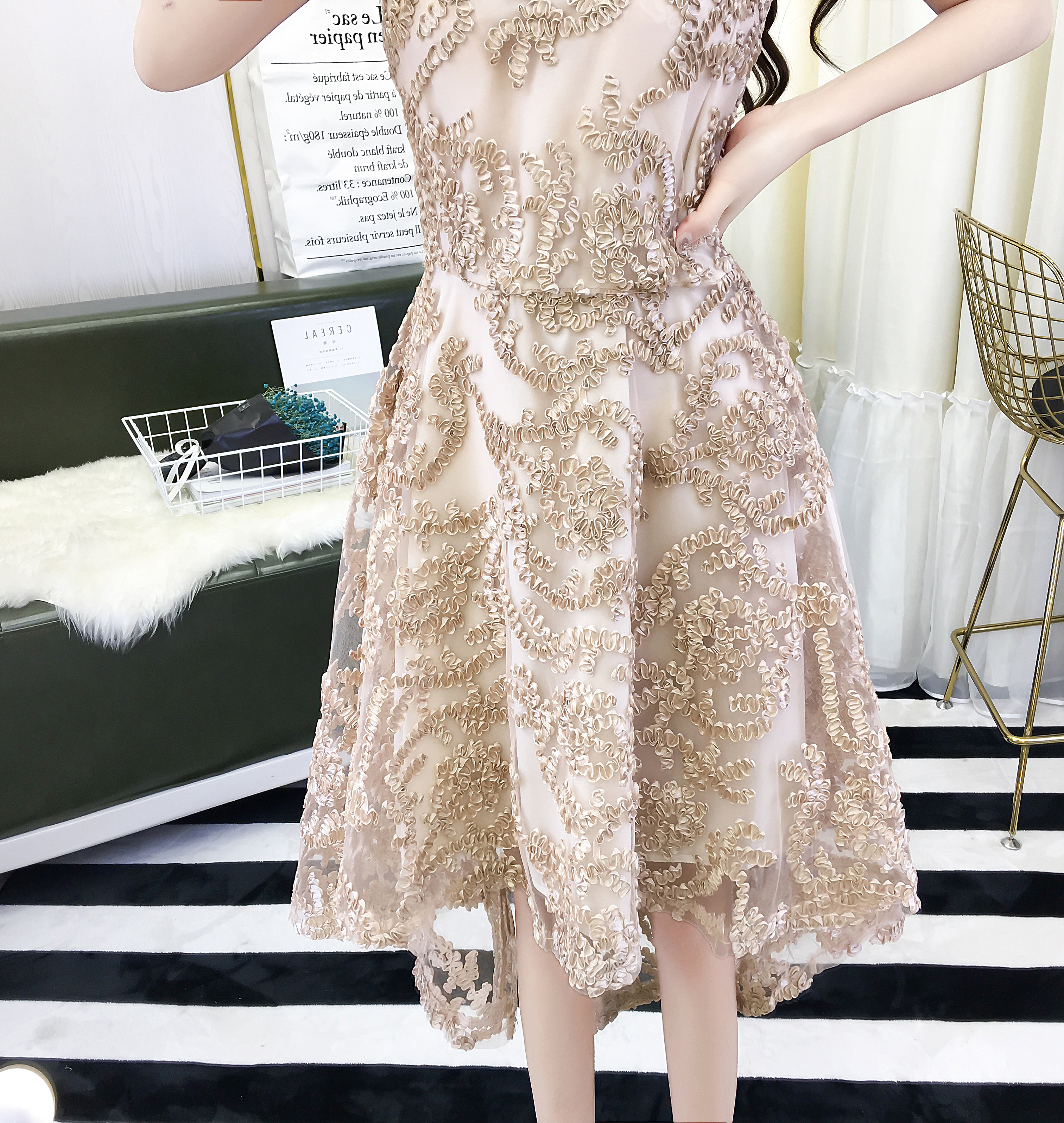 kudapy ชุดออกงานหน้าสั้นหลังยาวสีครีมน้ำตาลทอง แขนกุด ผ้าทิ้งตัวทรงสวยมากค่า