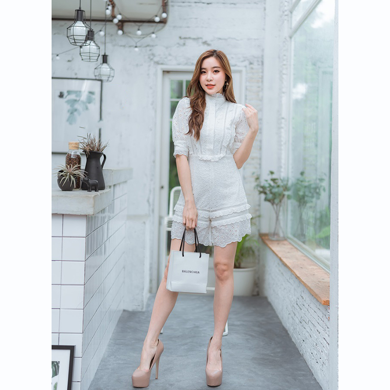 kudapy จั้มสูทขาสสั้นสีกรมท่า คอปืน แต่งกระดุมหน้า ลายลูกไม้