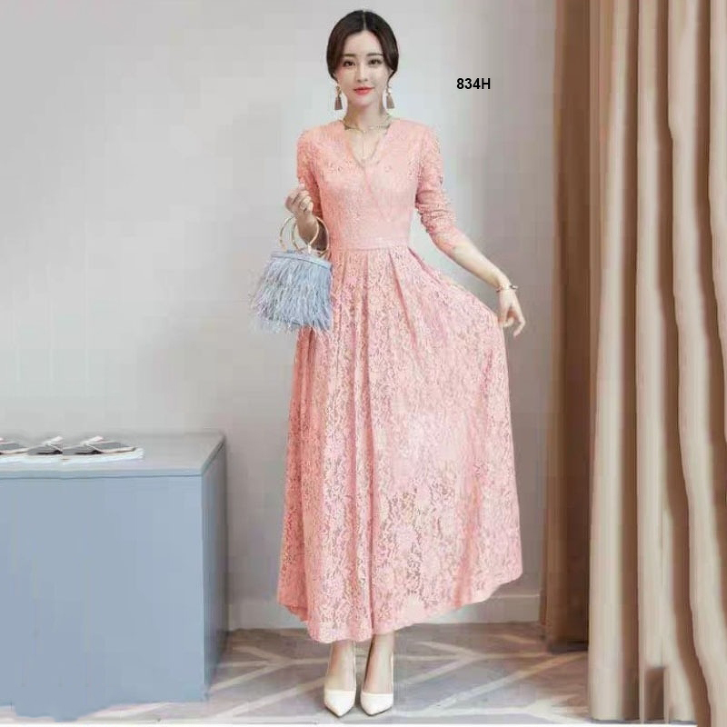 kudapy เดรสยาวสีเทา/สีขาว/สีโอรส/สีแดงเลือดหมู ลูกไม้แขนศอก คอวีป้ายหน้า (ช่วงบนไม่มีซับใน)งานลูกไม้ลายสวยหรู เย็บบุซับในช่วงกระโปรงอย่างดี