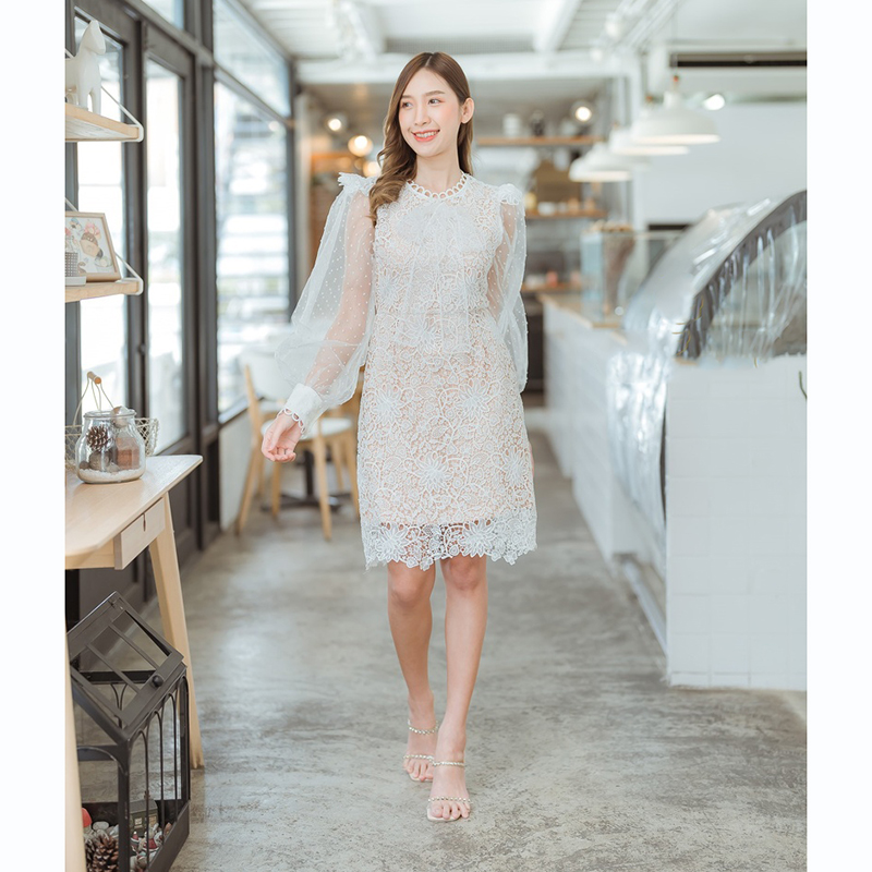 kudapy เดรสสั้นสีขาว แขนยาวผ้าฉลุมีโบว์กลางอกลูกไม้เน้นๆสวยดูดี