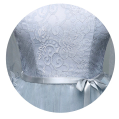 kudapy ชุดราตรีสั้นสีเทาปาดไหล่ ชุดไปงานแต่งงาน ช่วงบนเป็นผ้าลูกไม้ซีทรูห้อยสวยงาม