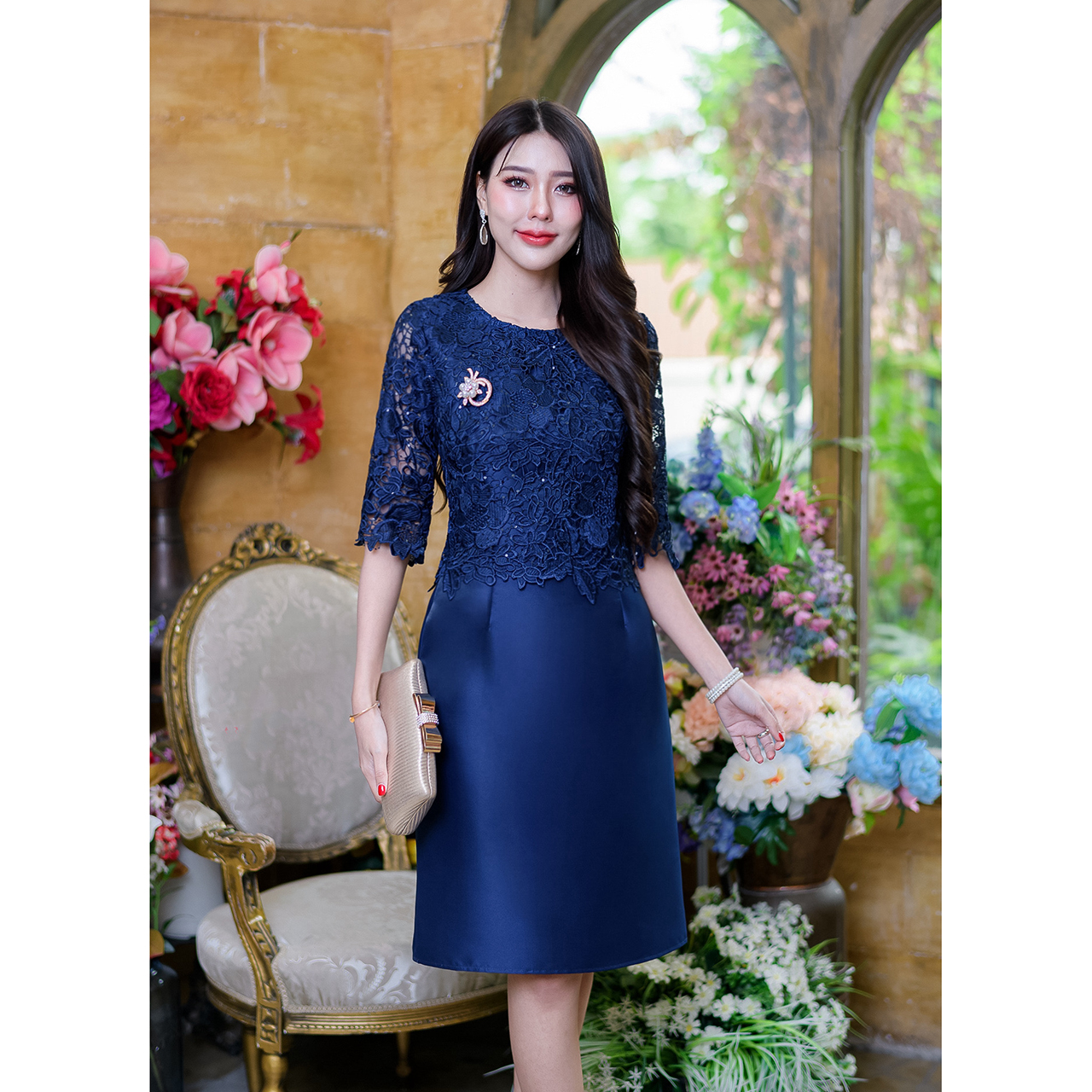 kudapy เดรสสั้นสีกรม/สีเขียว/สีน้ำตาลทอง/สีเหลืองทอง ผ้าไหมคลุมลุกไม้แขนศอก เป็นลูกไม้เงาปักเลื่อมเป็นเลื่อมใส่เม็ดเล็ก