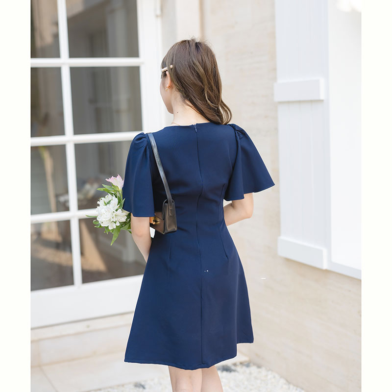 kudapy เดรสสั้นสีกรม ตัวเสื้อเป็นคอวีจับจีบเดรปที่อก ต่อลงมาเป็นกระโปรงทรงเอบานเล็กๆ แขนเสื้อเป็นทรง Bell พริ้วๆ ใส่สวย ตัวนี้เหมาะกะสาวๆ