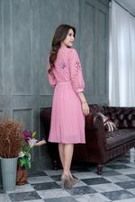 kudapy เดรสสั้นสีน้ำตาล/สีชมพู ดีไซน์แขนยาวจั้มปลายแขน งานแขนพองสวยกำลังดีคะ ช่วงกระโปรงเป็นผ้าชิฟฟ่อนอัดพลีทกระโปรงทรงเอ