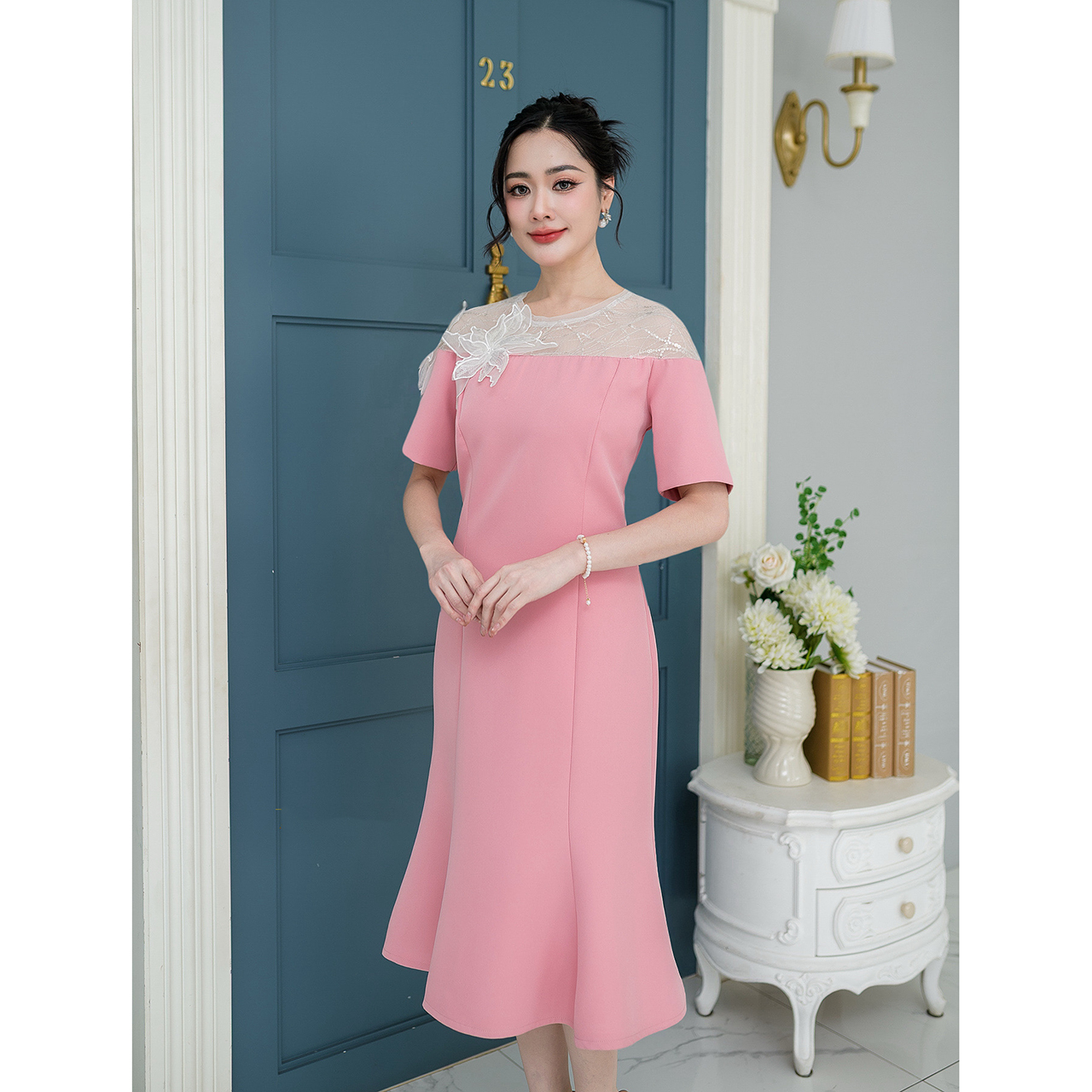 kudapy เดรสหางปลาดอกไม้ซีทรูแต่งเลื่อม ดีไซน์ช่วงไหล่เป็นซีทรูเย็บแค่งด้วยผ้ามุ้งที่มีเลื่อมและช่วงอกและแขนแต่งดอกไม้