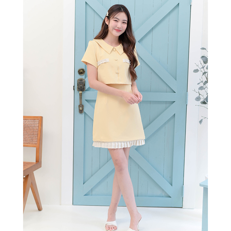 kudapy เดรสสั้นสีโอรส/สีเหลือง แขนสั้น คอปกดีไซน์เก๋เหมือนใส่แยกชิ้น ดต่อกลางลำตัวติดกระดุมปั๊ม แต่งระบายพลีทที่อกและชายซับใน